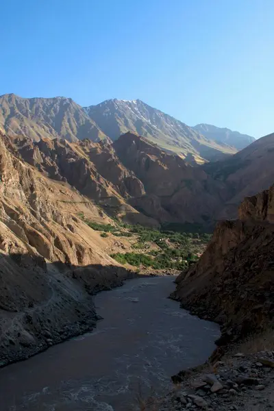 Pohled Dálnice Pamir Přes Pohraniční Řeku Pyanj Afghánistánu Tádžikistán — Stock fotografie