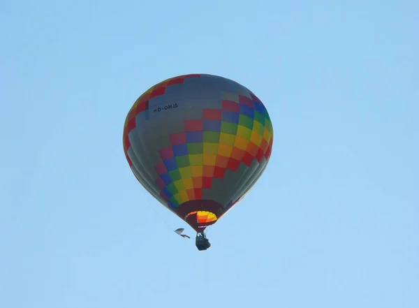 Sıcak Hava Balonu Gökyüzünde Bağlı Balon — Stok fotoğraf