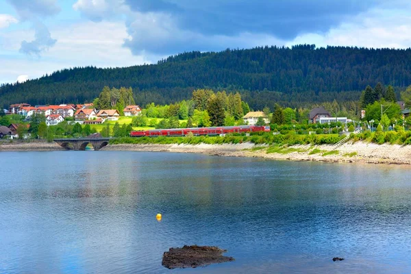 ブラックフォレスト バーデン ウォルテンバーグ アッパーブラックフォレスト 夏のシュルツェーゼ 地域電車 湖上の赤い鉄道 — ストック写真