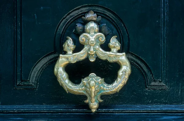 在木制的门上的门环 — 图库照片
