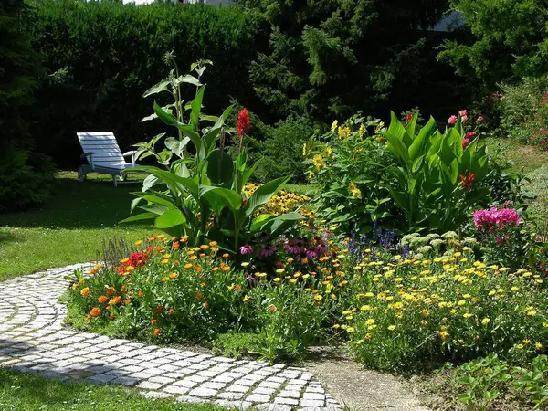 Leżak Ogrodzie Wieloletni Ogród Brukowaną Ścieżką Kamienie Letni Ogród Ogród — Zdjęcie stockowe