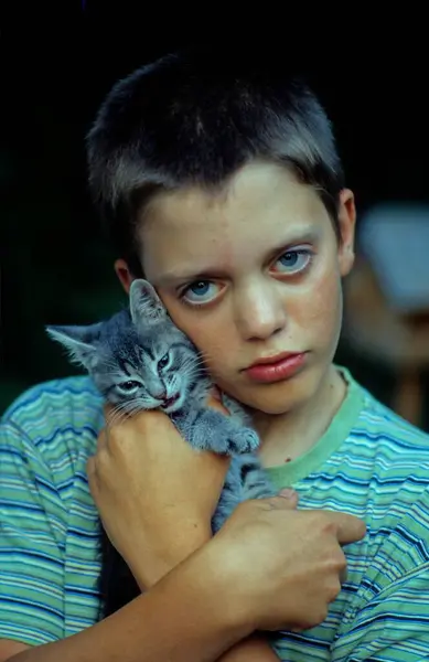 Portrét Chlapce Koťátkem — Stock fotografie