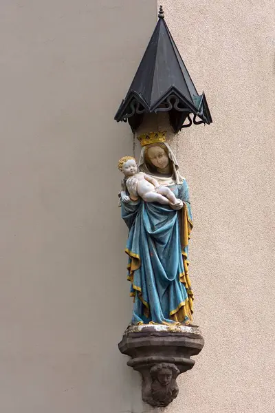 Skulptur Der Jungfrau Maria Mit Dem Jesuskind Unter Einem Baldachin — Stockfoto