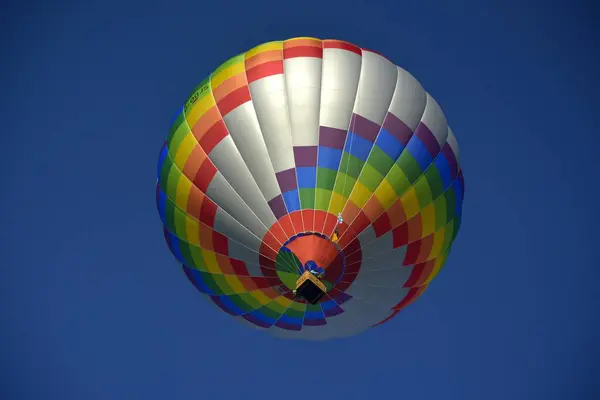 Mooie Kleurrijke Heteluchtballon Lucht Met Blauwe Lucht — Stockfoto