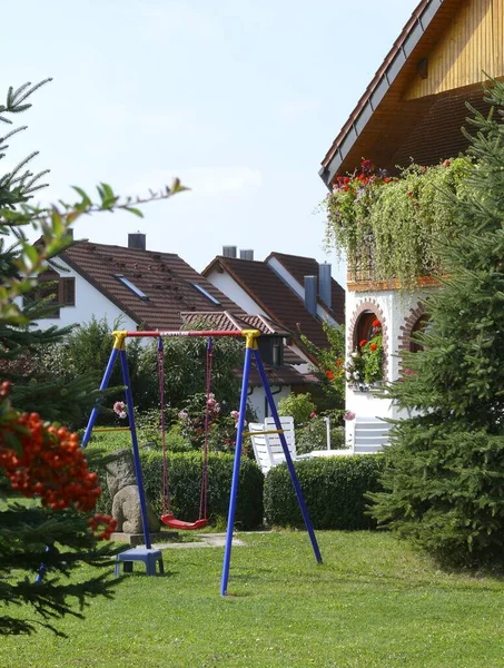 Σπίτι Παιδική Χαρά Διακοσμητικό Κήπο Γκαζόν Λουλούδια Περίγραμμα Λουλουδιών Γλάστρες — Φωτογραφία Αρχείου