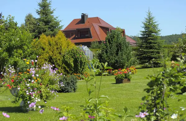 庭園の夏の住宅の庭園エリア — ストック写真