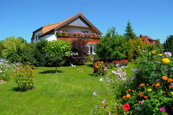 Κήπος Καλοκαίρι Κατοικίες Σπίτι Στον Κήπο Μπαλκόνι Λουλούδια Διακοσμητικό Κήπο — Φωτογραφία Αρχείου