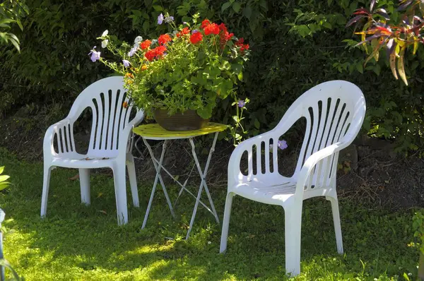 Siedzenie Ogrodzie Białe Krzesła Ogrodowe Ogród Ozdobny — Zdjęcie stockowe