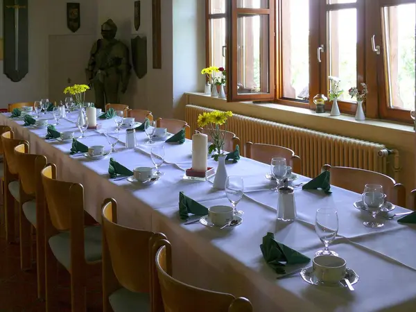 Asztalbeállítás Esküvő Asztalterítés Esküvői Fogadás Éttermében — Stock Fotó