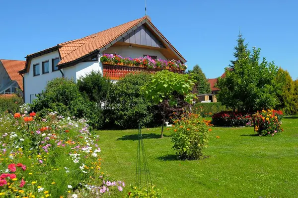 庭の夏の住宅の庭園エリア 花とバルコニー 観賞庭園 — ストック写真