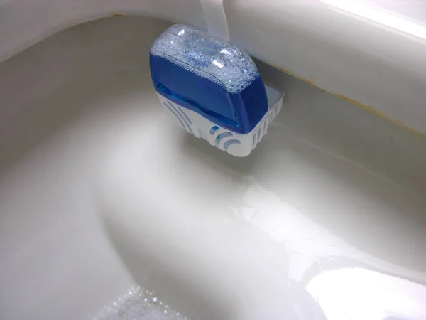 화장실 청소기 액체가있는 화장실 — 스톡 사진