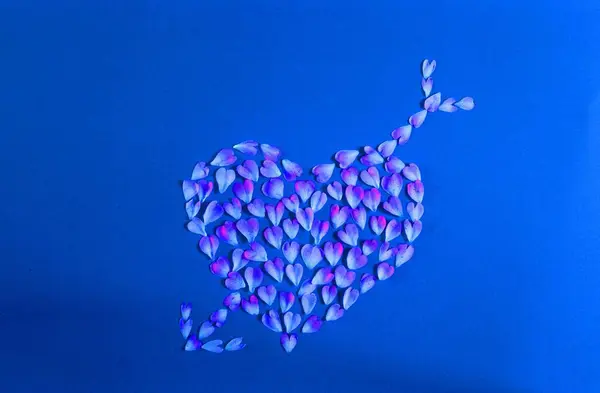 Hjärta Gjort Många Små Hjärtan Genomborrade Med Cupidos Pil Rivande — Stockfoto