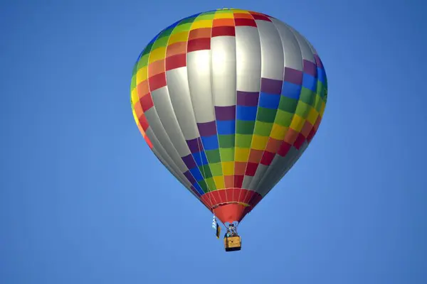 Mooie Kleurrijke Heteluchtballon Lucht Met Blauwe Lucht — Stockfoto