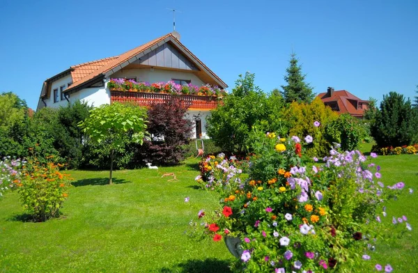 Κήπος Καλοκαίρι Κατοικίες Σπίτι Στον Κήπο Μπαλκόνι Λουλούδια Διακοσμητικό Κήπο — Φωτογραφία Αρχείου