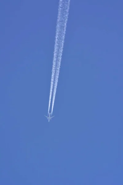 Vliegtuig Vliegtuig Blauwe Lucht Met Condensatieroutes — Stockfoto