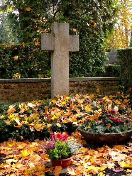 十字架 装饰过的坟墓 所有圣徒日的坟墓安排 秋天的安排 冬天的坟墓装饰 秋天的落叶 — 图库照片