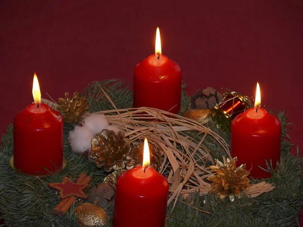 Adventskrans Med Brinnande Ljus Julstämning Mjuk Effekt — Stockfoto