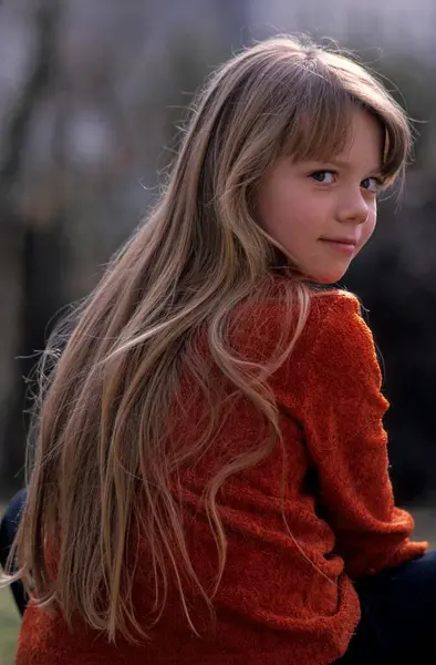 Kleines Mädchen Blickt Lächelnd Über Ihre Schulter — Stockfoto