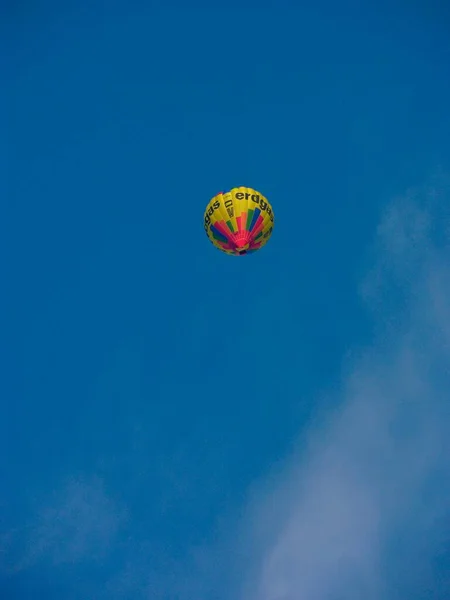 熱気球 雲の空の魅惑的な気球 自然なガス広告 熱気気球 雲の空の捕獲された気球 天然ガス広告 — ストック写真