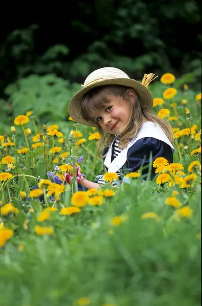 Dívka Kloboukem Květinové Louce — Stock fotografie