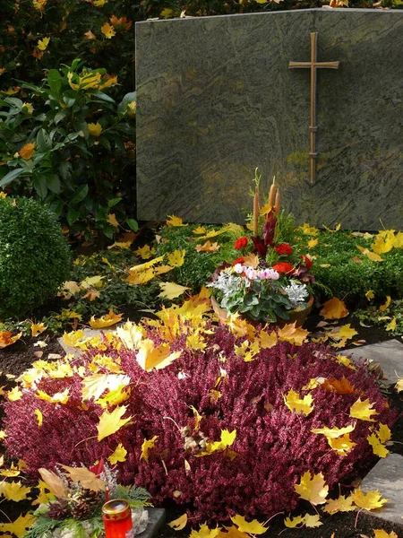 Dekorovaný Hrob Hrobové Aranžmá Den Všech Svatých Podzimní Aranžmá Náhrobní — Stock fotografie