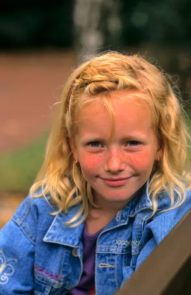 Porträt Eines Schönen Kleinen Mädchens — Stockfoto
