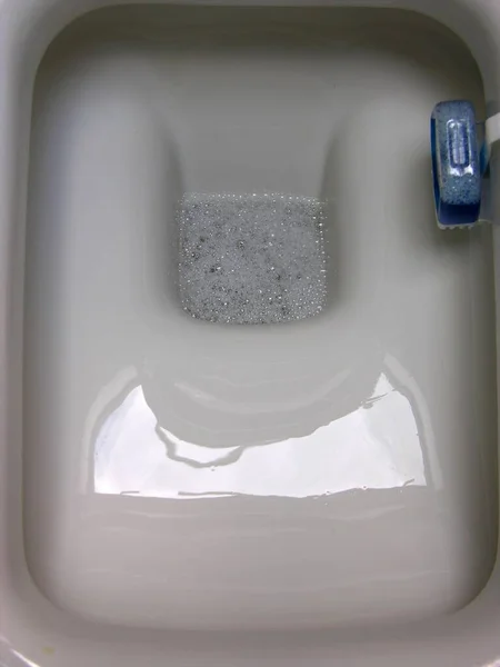Toilet Dengan Pembersih Toilet Cairan — Stok Foto