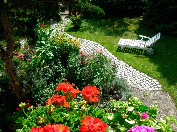 Lehátko Zahradě Trvalá Zahrada Dlážděnou Cestičkou Kameny Letní Zahrada Květinová — Stock fotografie