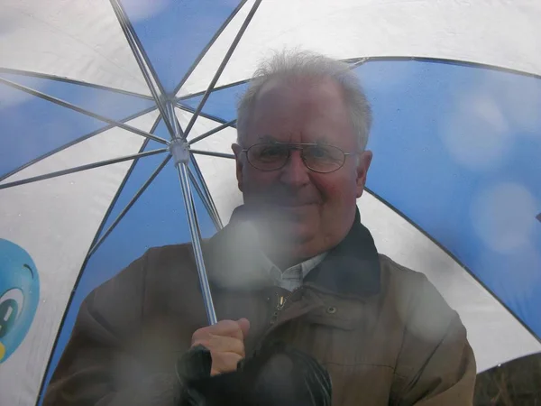 Muž Dešti Pod Deštníkem — Stock fotografie