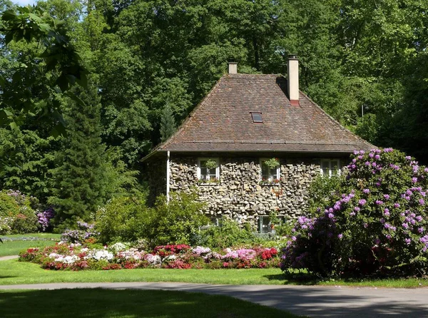 Gardener House Kvetoucí Baroko Ludwigsburgu Kamenný Dům Rododendronem Bloomu — Stock fotografie