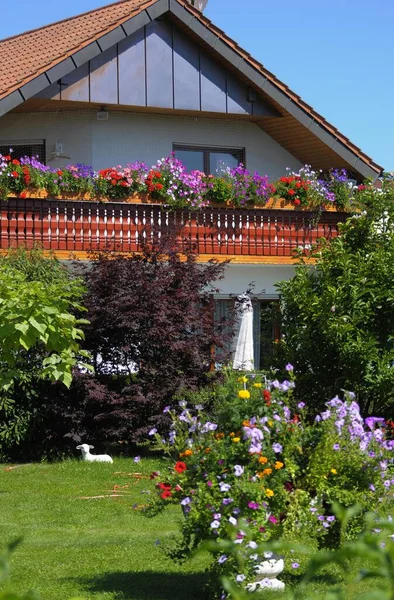 庭の住宅 花が付いているバルコニー 装飾的な庭 — ストック写真