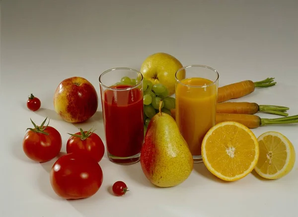 Vruchten Vruchtensappen Tomaten Peren Sinaasappelen Citroenen Wortelen Appelen Tomatensap Sinaasappelsap — Stockfoto