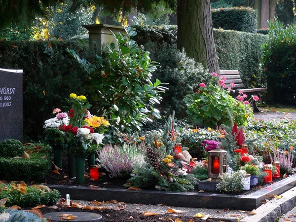 Gräber Auf Dem Friedhof Herbst Geschmücktes Grab Grabgestaltung Für Allerheiligen — Stockfoto