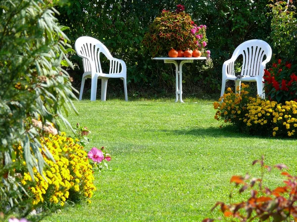 Διακοσμητικός Κήπος Γκαζόν Λουλούδια Περίγραμμα Λουλουδιών Καρέκλες Κήπου — Φωτογραφία Αρχείου