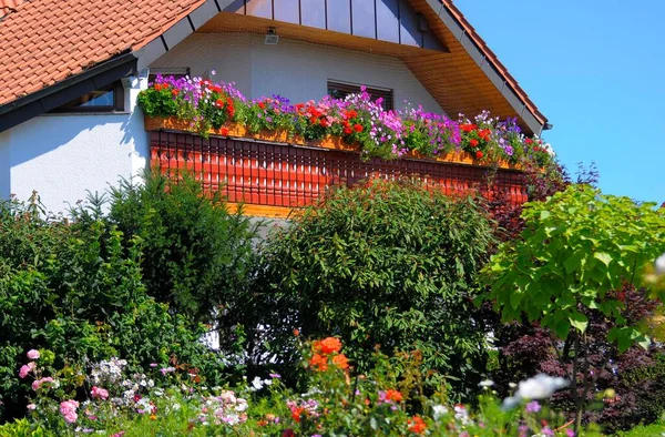 Κατοικίες Σπίτι Στον Κήπο Μπαλκόνι Λουλούδια Διακοσμητικό Κήπο — Φωτογραφία Αρχείου