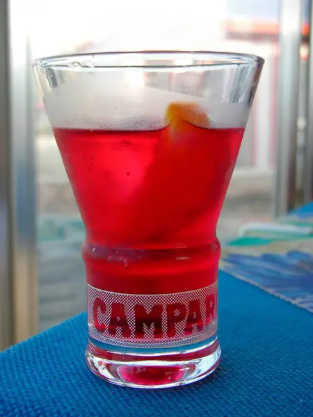 Aperitivo Campari Licor Ervas Bebida Mista Coquetel Copo — Fotografia de Stock