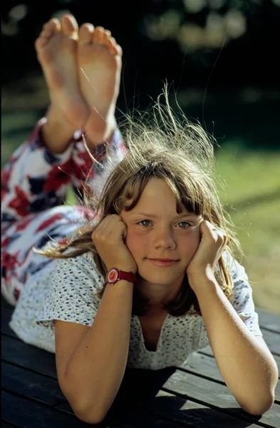 Dívka Ležící Louce — Stock fotografie