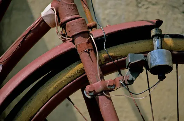 Παλιό Κόκκινο Σκουριασμένο Ποδήλατο Δυναμό — Φωτογραφία Αρχείου