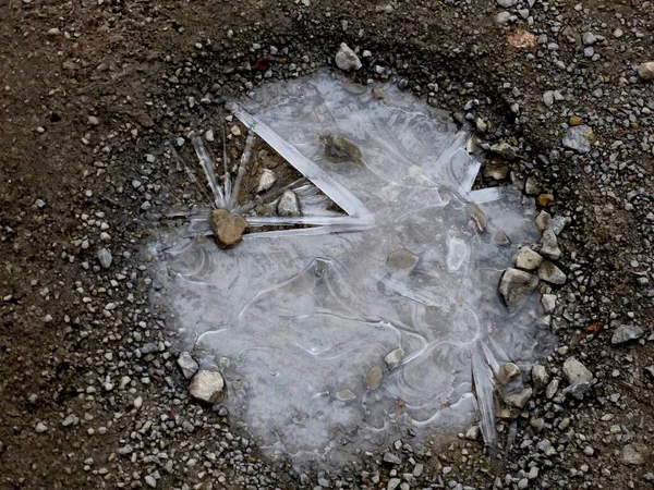 Яма Лужа Ледяные Конструкции Камнями Дороге Заморожены Льдом — стоковое фото
