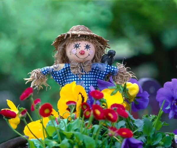 带松饼的草娃娃小园艺师 — 图库照片