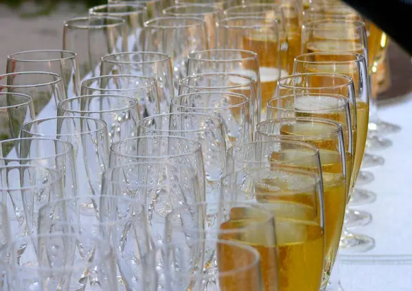 Прием Шампанского Наливание Шампанского Наполнение Бокалов Шампанского Пустые Бокалы Полные — стоковое фото