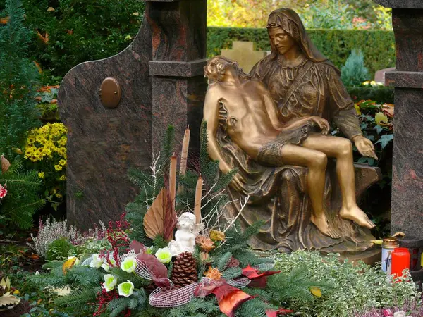 Bronze Grave Figures Cemetery Autumn All Saints Day Autumn Flower — Stock Photo, Image