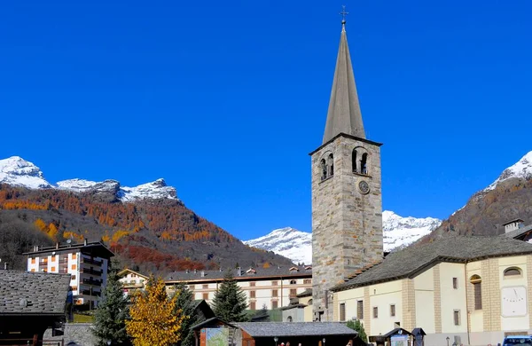 イタリアのセシア アラニア ピエモンテ モンテローザマシューズ 教会の塔に近い谷 — ストック写真