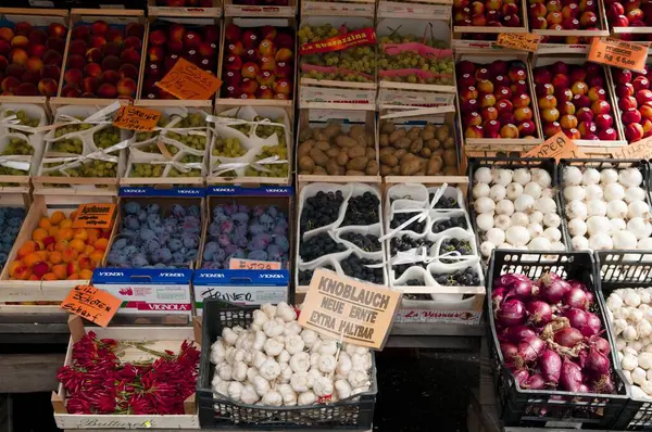 Obst Und Gemüsestand Auf Einem Italienischen Marktstand — Stockfoto