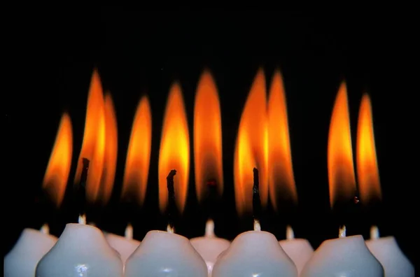 燃烧的蜡烛 点燃的蜡烛 不同的金属色 — 图库照片