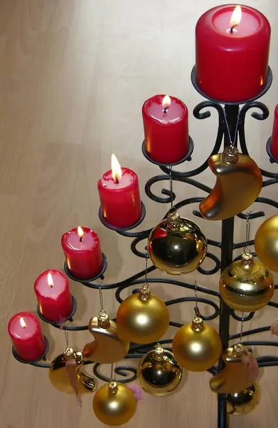 Vánoční Stromek Surového Železa Hořícími Svíčkami Skleněnými Koulemi Hořícími Svíčkami — Stock fotografie
