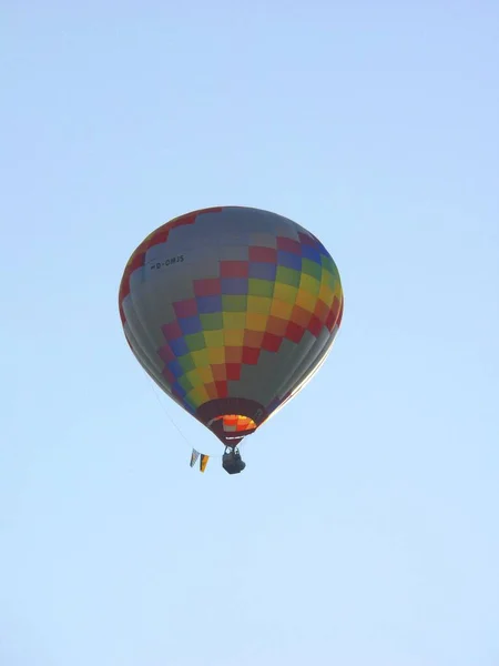 Sıcak Hava Balonu Gökyüzünde Bağlı Balon — Stok fotoğraf