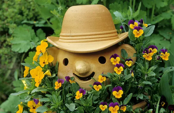 パンジー付きの庭の図 帽子付きの庭師 — ストック写真