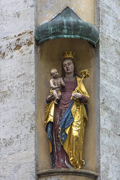 Farbige Skulptur Der Jungfrau Maria Mit Dem Jesuskind Unter Einem — Stockfoto
