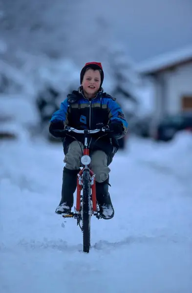 Мальчик Велосипеде — стоковое фото